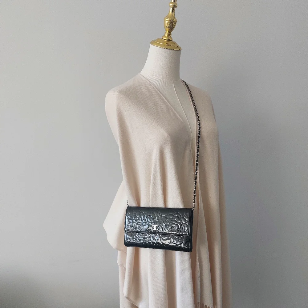 🖤CHANEL Black Camellia Patent Leather Clutch/Wallet🖤